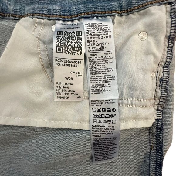 Levi’s ~ Women’s light wash denim shorts ~ mid length ~ size 28 ~ 5 pocket - Picture 8 of 9